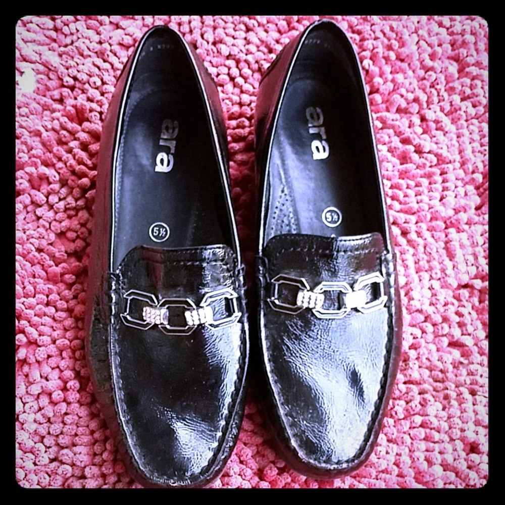 Ara Patent Leather Loafers w Link Chain design NWO